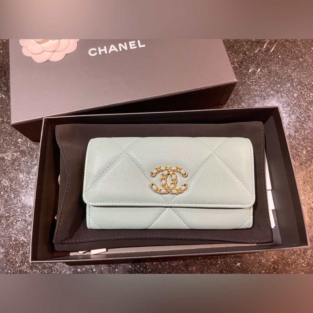 Chanel 19 flap wallet